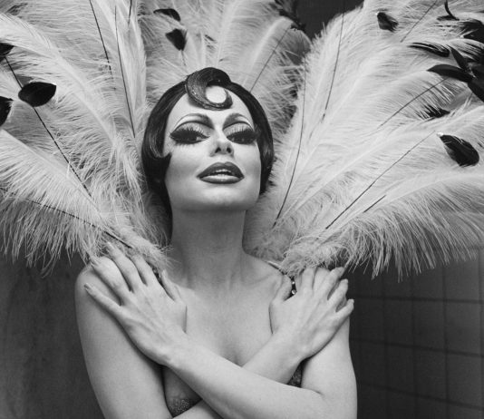 Al MAST di Bologna due mostre fotografiche. Un tema comune: le uniformi André Gelpke, Senza titolo, dalla serie “Sesso, teatro e carnevale”/Untitled, from the series “Sex Theater und Karneval”, 1980 © André Gelpke / Switzerland