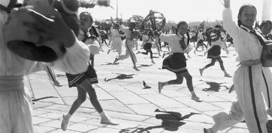 La Cina di Henri Cartier-Bresson Célébrations du 9ème anniversaire de la République populaire, Pékin, 1er octobre 1958. © Fondation Henri Cartier-Bresson / Magnum Photos