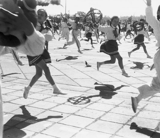 La Cina di Henri Cartier-Bresson Célébrations du 9ème anniversaire de la République populaire, Pékin, 1er octobre 1958. © Fondation Henri Cartier-Bresson / Magnum Photos