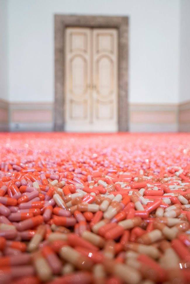 Daniele Sigalot – A colorful act of self promotionhttps://www.exibart.com/repository/media/2020/01/Sigalot.jpg