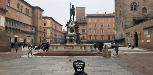 A Bologna, rubata una delle 24 poltrone di Andrea Bianconi