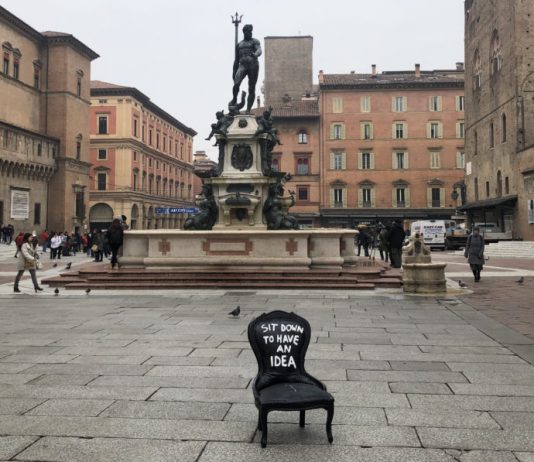 A Bologna, rubata una delle 24 poltrone di Andrea Bianconi