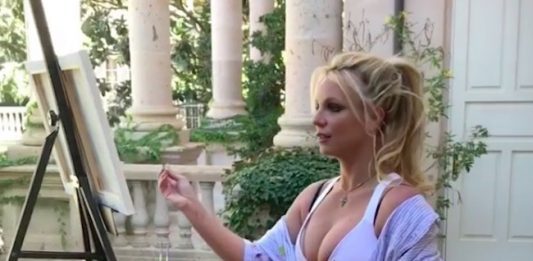 Britney Spears in mostra in Francia? No, non è vero. Purtroppo