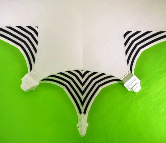 Rimuovete l’intervento in situ di Daniel Buren dal Palazzo Baronale di Novoli! Daniel Buren, particolare del travail in situ a Palazzo Baronale di Novoli