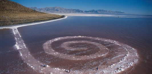 La Spiral Jetty di Robert Smithson fa 50 anni. Ma esiste da molto prima