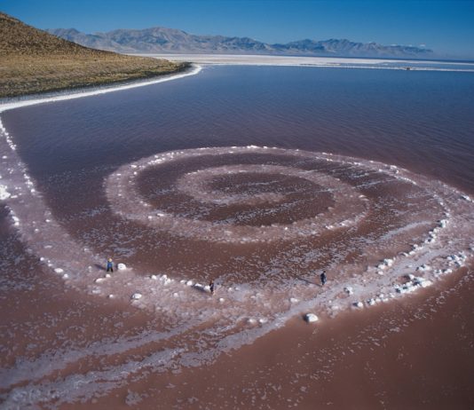 La Spiral Jetty di Robert Smithson fa 50 anni. Ma esiste da molto prima