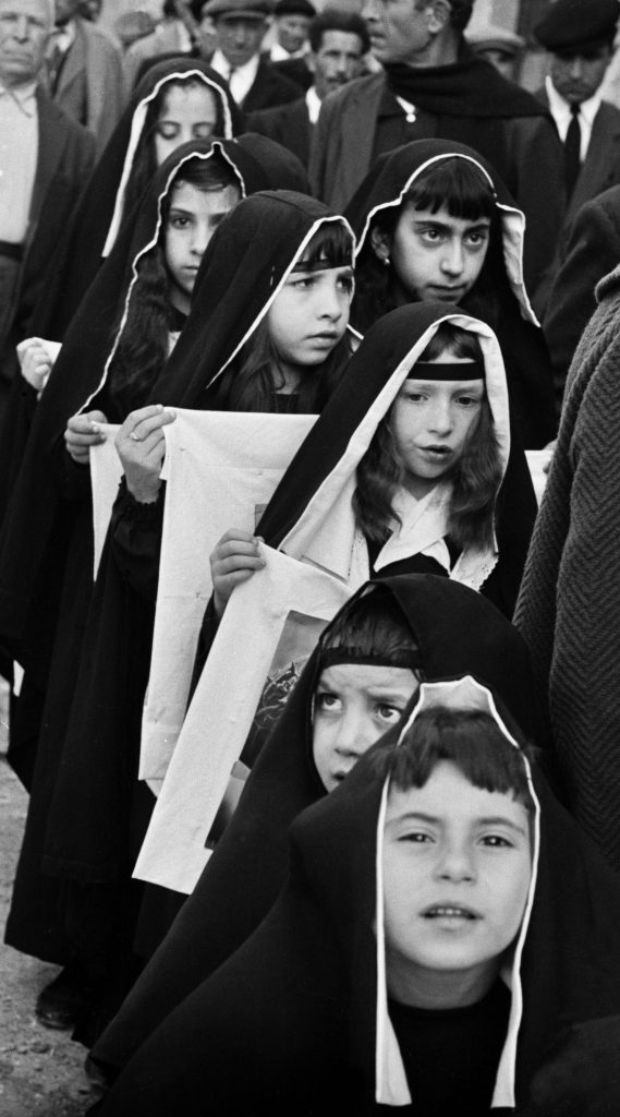 Processione dei misteri del venerdì santo. Ciminna, 1964 © Ferdinando Scianna 
