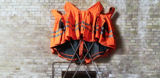 Ecco la nuova scultura fai-da-te di Ai Weiwei, con le giacche di Hornbach