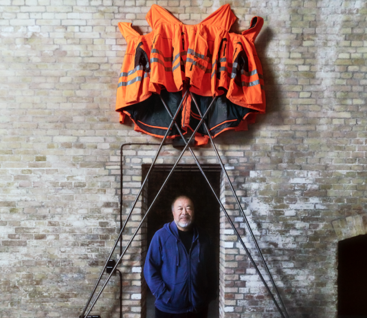 Ecco la nuova scultura fai-da-te di Ai Weiwei, con le giacche di Hornbach