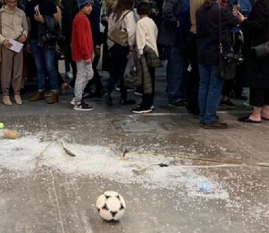 Critica d’arte distrugge opera durante Zona Maco Art Fair in Messico. Letteralmente