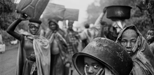 Sebastião Salgado: Exodus. In cammino sulle strade delle migrazioni Sebastião Salgado Water supplies are often far away from the r efugee camps. Goma, Zaire. 1994. © Sebastião Salgado / Amazonas Images / Contrasto