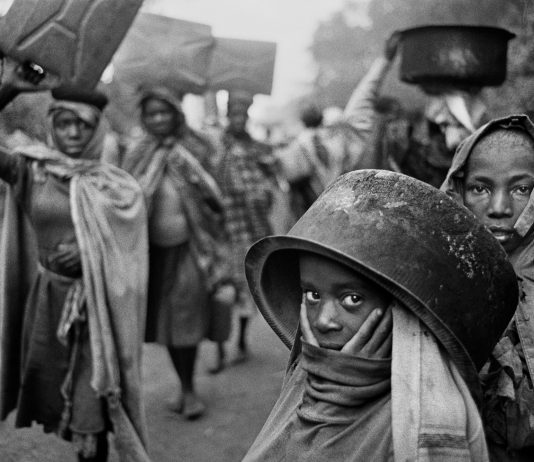 Sebastião Salgado: Exodus. In cammino sulle strade delle migrazioni Sebastião Salgado Water supplies are often far away from the r efugee camps. Goma, Zaire. 1994. © Sebastião Salgado / Amazonas Images / Contrasto