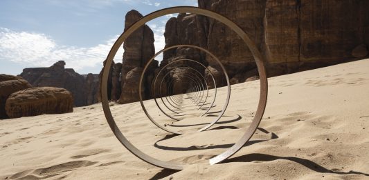 Desert X ad Al ‘Ulà, più che una mostra. E una riflessione Rayyane Tabet, Steel Rings, from the series, The Shortest Distance Between Two Points, installation view at Desert X AlUla, photo Lance Gerber, courtesy the artist and Sfeir- Semler Gallery Beirut/Hamburg, RCU and Desert X