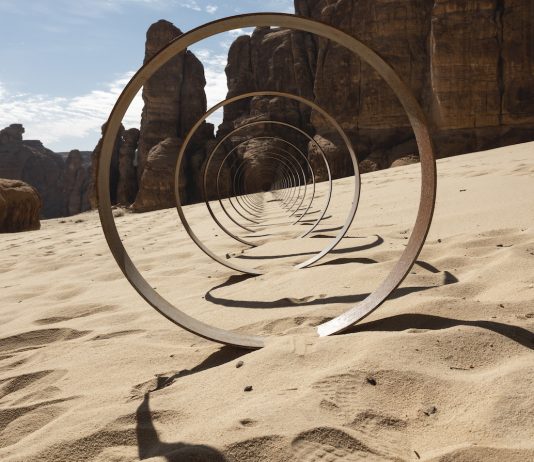 Desert X ad Al ‘Ulà, più che una mostra. E una riflessione Rayyane Tabet, Steel Rings, from the series, The Shortest Distance Between Two Points, installation view at Desert X AlUla, photo Lance Gerber, courtesy the artist and Sfeir- Semler Gallery Beirut/Hamburg, RCU and Desert X