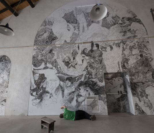 Guardare oltre: il grande wall drawing partecipato di Hu-Be a Reggio Emilia