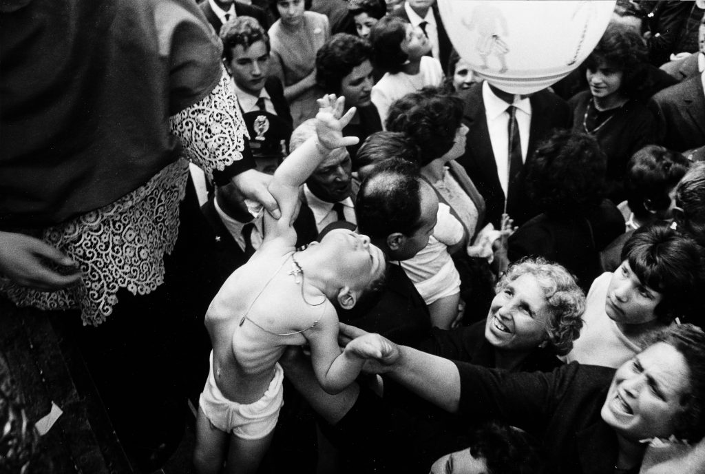 Ferdinando Scianna, Trecastagni, provincia di Catania, 1963. Festa di Sant’Alfio, Cirino e Filadelfo. © Ferdinando Scianna/Magnum Photos/contrasto