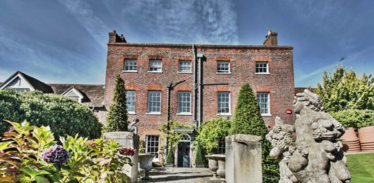 Simon De Pury, il Mick Jagger delle aste, riparte dalla campagna e da Helmut Newton