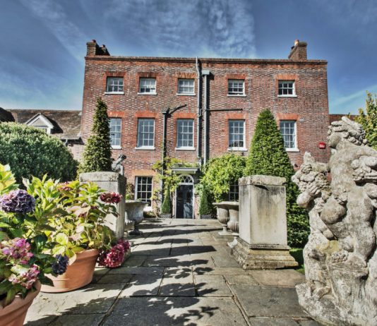 Simon De Pury, il Mick Jagger delle aste, riparte dalla campagna e da Helmut Newton