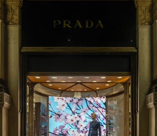Milano Fashion Week: Prada in fiore, con le fotografie di Thomas Demand