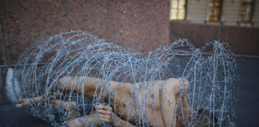 Pyotr Pavlensky, l’inizio di un nuovo WikiLeaks per la politica francese?