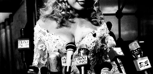 Gli anni Novanta della televisione italiana in mostra a Milano L'attrice Wendy Windham in una parodia di una conferenza stampa alla Casa Bianca, durante il programma “I Cervelloni” nello studio 5 di Cinecittà già mitico studio di Federico Fellini. Roma, 1995.