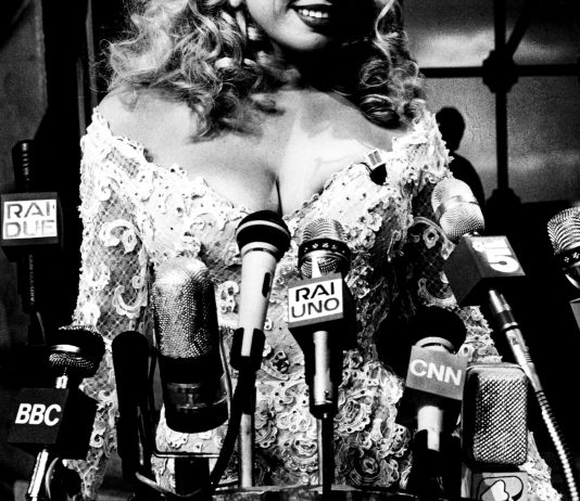 Gli anni Novanta della televisione italiana in mostra a Milano L'attrice Wendy Windham in una parodia di una conferenza stampa alla Casa Bianca, durante il programma “I Cervelloni” nello studio 5 di Cinecittà già mitico studio di Federico Fellini. Roma, 1995.