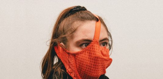 Come sopravvivere al Coronavirus: la serie fotografica che fa discutere alternative coronavirus masks max siedentopf