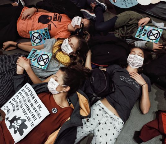 exibart.artworld: il giro del mondo dell’arte in sei notizie Gli attivisti di Extinction Rebellion durante la protesta al Museo della Scienza di Londra. Questa e molte altre le notizie dal mondo di questa settimana (Foto: Angela Christofilou)