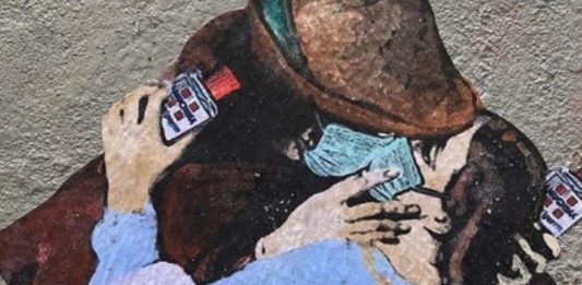 L’amore ai tempi del Coronavirus: il murales di Tvboy a Milano