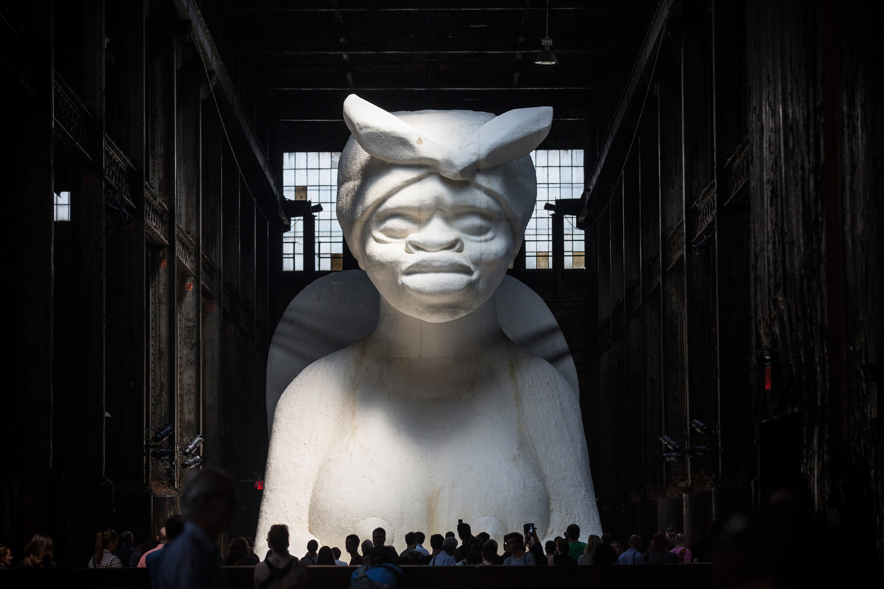 L'enorme scultura di Kara Walker, "A Subtlety", imprenscindibile opera da ricordare per il Black History Month (Photo by Andrew Burton/Getty Images)