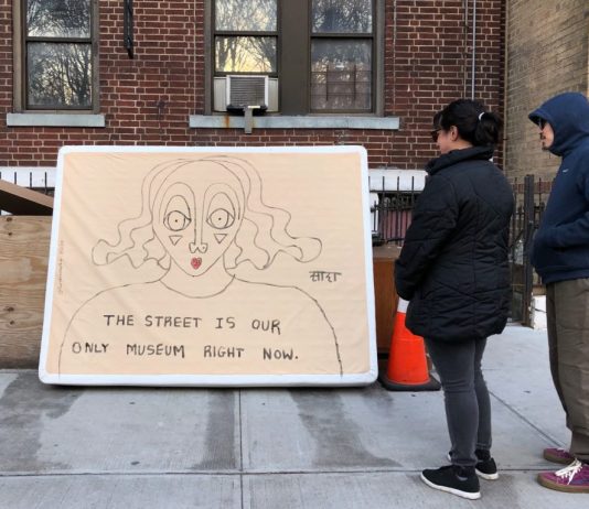 exibart.artworld: il giro del mondo dell’arte in sei notizie La street art si offre per una narrazione alternativa della quarantena. Qui un lavoro di Sara Erenthal a New York (Foto: Sara Erenthal)