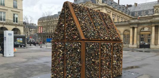 L’amore rinchiuso: 5 tonnellate di lucchetti per l’opera di Carmen Mariscal