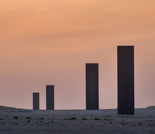 Vandalizzata l’opera monumentale di Richard Serra nel deserto del Qatar