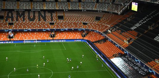 Cori da stadio a porte chiuse: il Covid-19 nelle partite dell’etnomusicologia partita a porte chiuse per covid-19