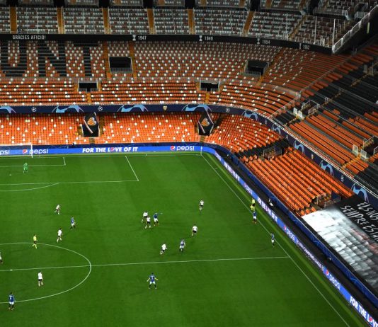 Cori da stadio a porte chiuse: il Covid-19 nelle partite dell’etnomusicologia partita a porte chiuse per covid-19