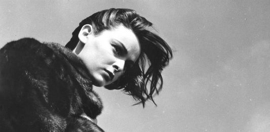 Gli occhi tristi e poi i capelli blu: l’icona senza tempo di Lucia Bosè