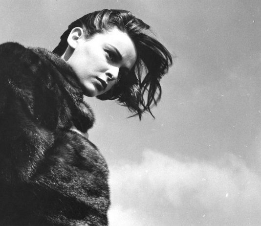 Gli occhi tristi e poi i capelli blu: l’icona senza tempo di Lucia Bosè