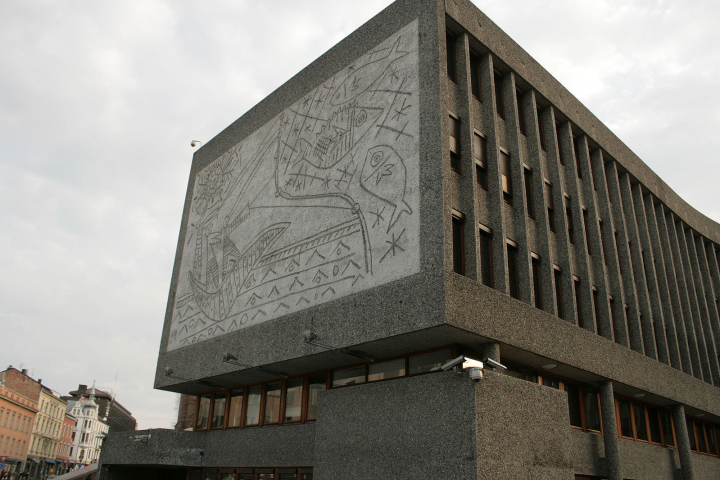 Uno dei murales di Picasso sul palazzo di Oslo che verrà presto demolito (via Wikimedia Commons)