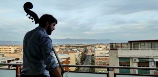 Se il Coronavirus uccide anche il simulacro Covid19, Flashmob con contrabbasso