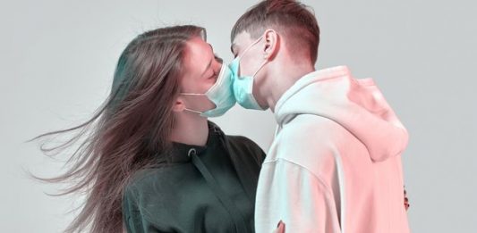 Gli amori (impossibili) ai tempi del coronavirus Fotografia di Georgii Boronin, via Getty Images