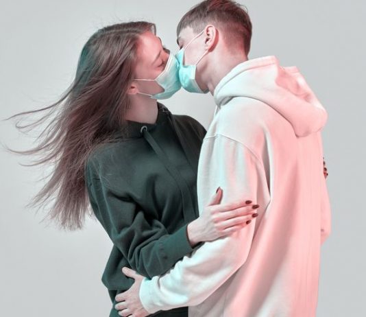 Gli amori (impossibili) ai tempi del coronavirus Fotografia di Georgii Boronin, via Getty Images