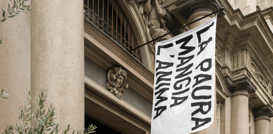 Le bandiere di Rirkrit Tiravanija nel centro di Milano, per non aver paura L'opera di Tiravanija a Milano