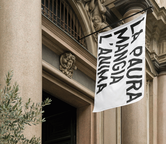 Le bandiere di Rirkrit Tiravanija nel centro di Milano, per non aver paura L'opera di Tiravanija a Milano