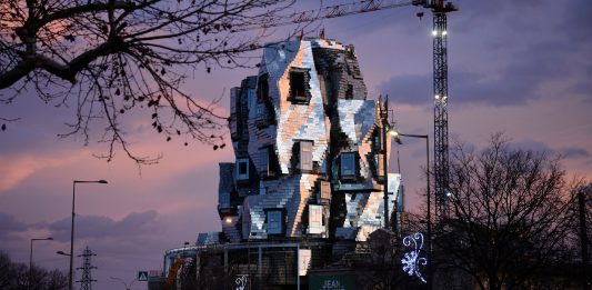La torre specchiata di Frank Gehry per Arles