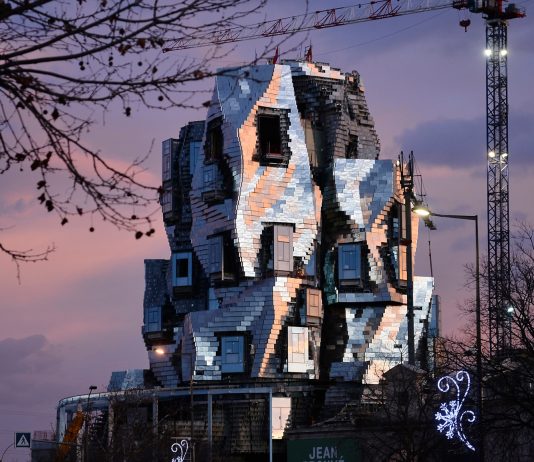 La torre specchiata di Frank Gehry per Arles