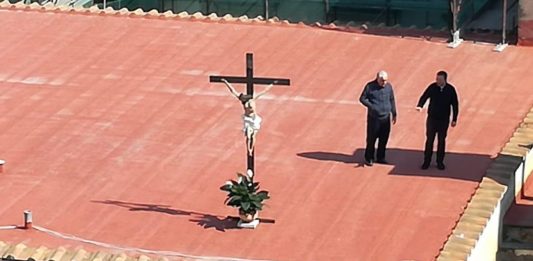 Dalla piazza ai tetti. La ricerca di socialità oltre i social network La messa sul tetto di Don Fedele, Napoli, courtesy: Corriere del Mezzogiorno