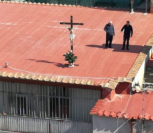 Dalla piazza ai tetti. La ricerca di socialità oltre i social network La messa sul tetto di Don Fedele, Napoli, courtesy: Corriere del Mezzogiorno