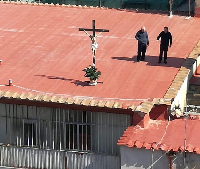 La messa sul tetto di Don Fedele, Napoli, courtesy: Corriere del Mezzogiorno