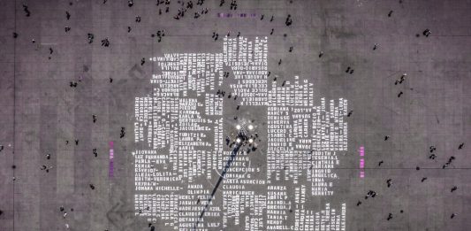 I nomi delle vittime di femminicidio scritti per le strade di Città del Messico Plaza del Zocalo (Città del Messico) vista dall'alto, con i nomi delle vittime di femminicidio dipinti sull'asfalto (photo by Santiago Arau)