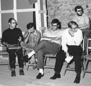 “Arte Povera + Azioni Povere,” Amalfi, (1968). da sinistra: Tommaso Trini, Achille Bonito Oliva, Germano Celant, Filiberto Menna, Marcello Rumma (in alto a destra). Courtesy Archivio Lia Rumma, Napoli
